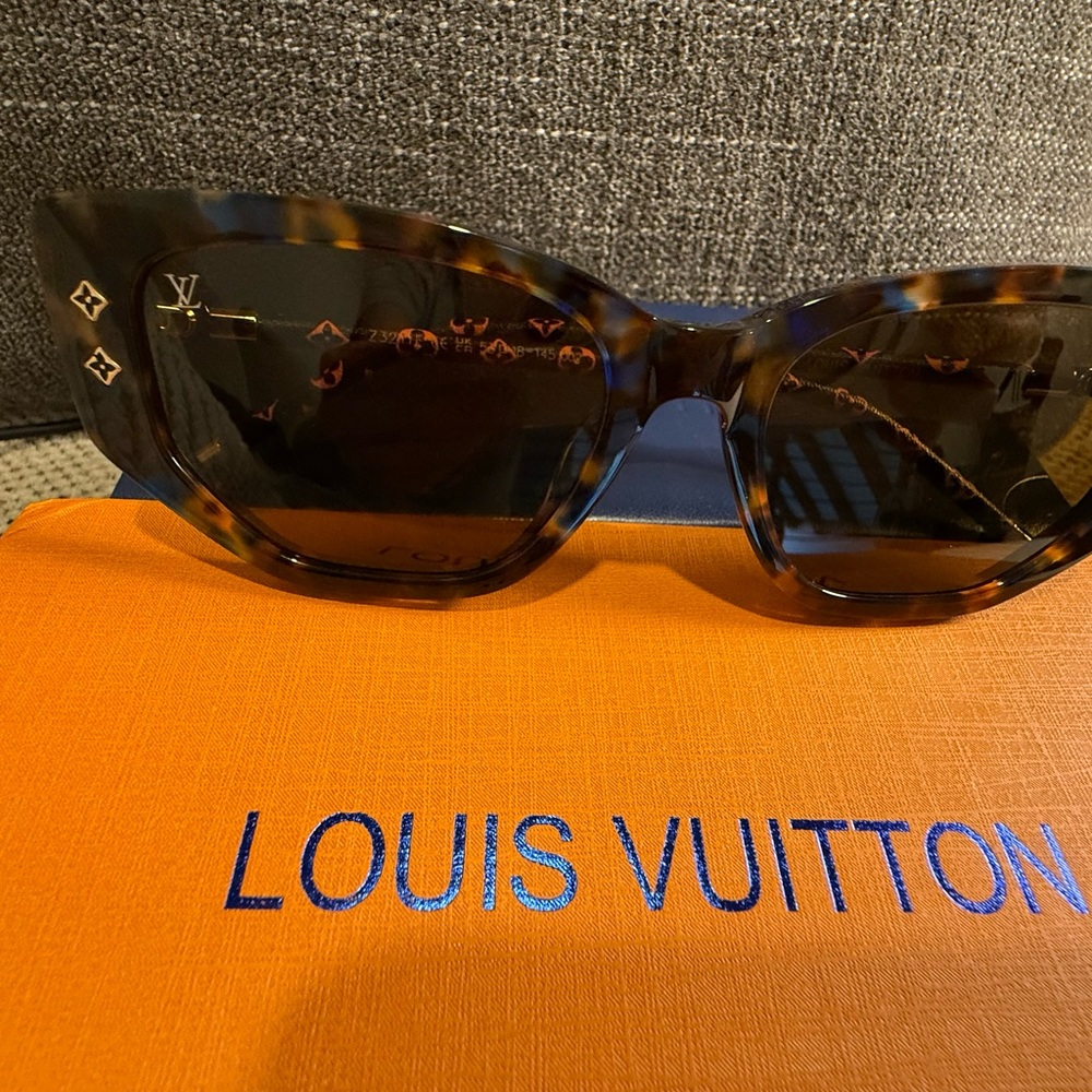 Louis Vuitton Tortoiseshell Cat-Eye Sunglasses with Brown Lenses - Picture 9 of 11